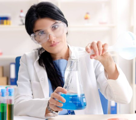 Foto de La química femenina que trabaja en el laboratorio - Imagen libre de derechos