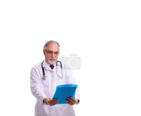 Foto de El viejo médico masculino aislado en blanco - Imagen libre de derechos