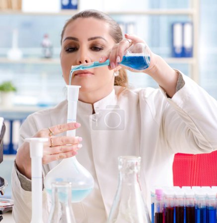 Téléchargez les photos : La chimiste féminine travaillant dans un laboratoire médical - en image libre de droit