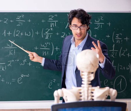 Foto de El joven profesor de matemáticas masculino y el esqueleto del estudiante - Imagen libre de derechos