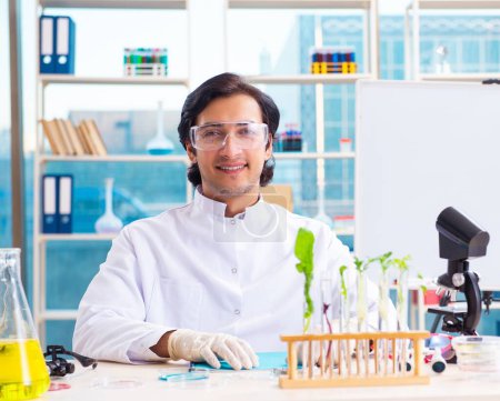 Foto de El científico químico de biotecnología masculino que trabaja en el laboratorio - Imagen libre de derechos