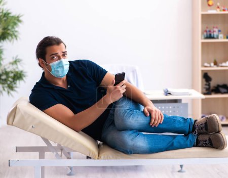 Foto de Hombre esperando al médico durante pandemia en el hospital - Imagen libre de derechos