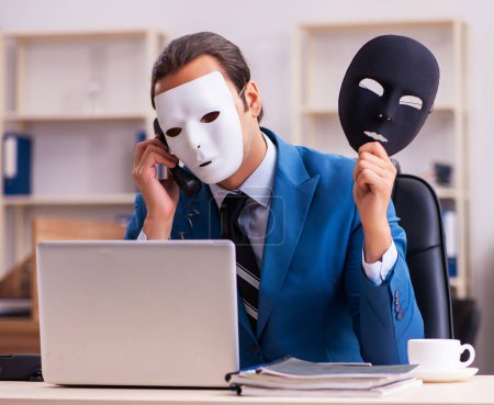 Téléchargez les photos : Jeune employé portant des masques au bureau - en image libre de droit