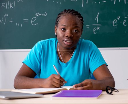 Foto de La estudiante negra delante de la pizarra - Imagen libre de derechos