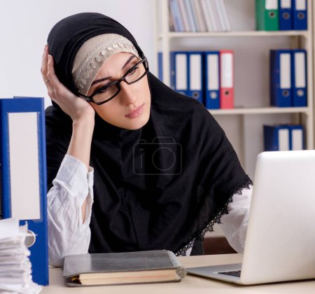 Téléchargez les photos : La salariée dans le hijab travaillant dans le bureau - en image libre de droit