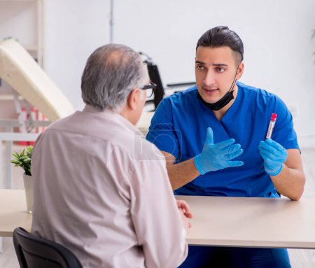Foto de Paciente anciano que visita al médico joven en concepto de muestreo de sangre - Imagen libre de derechos
