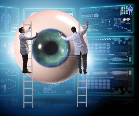 Foto de El médico examinando el ojo gigante en concepto médico - Imagen libre de derechos