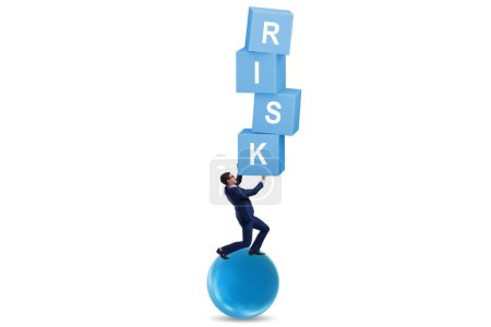 Téléchargez les photos : Concept de gestion des risques avec l'homme d'affaires équilibré - en image libre de droit