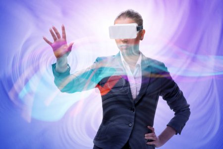 Foto de Concepto de realidad virtual con la mujer y gafas VR - Imagen libre de derechos
