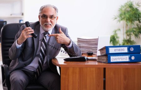 Téléchargez les photos : Homme d'affaires principal employé travaillant dans le bureau - en image libre de droit