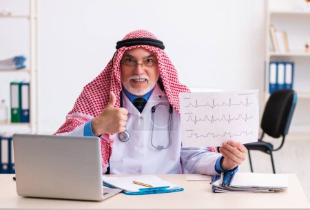 Foto de Cardiólogo experimentado médico árabe que trabaja en la clínica - Imagen libre de derechos