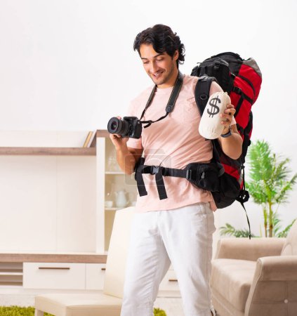 Foto de El joven turista masculino preparándose para el viaje a casa - Imagen libre de derechos