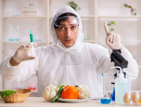 Foto de El científico que trabaja en laboratorio en gmo frutas y verduras - Imagen libre de derechos