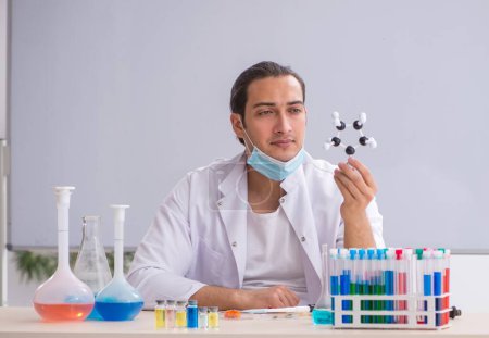 Téléchargez les photos : Jeune chimiste travaillant dans le laboratoire - en image libre de droit