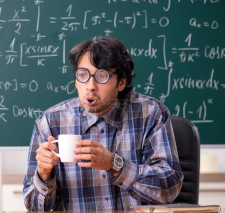 Téléchargez les photos : Le drôle de professeur de mathématiques dans la salle de classe - en image libre de droit