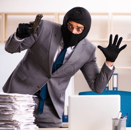 Foto de El gángster masculino robando información de la oficina - Imagen libre de derechos