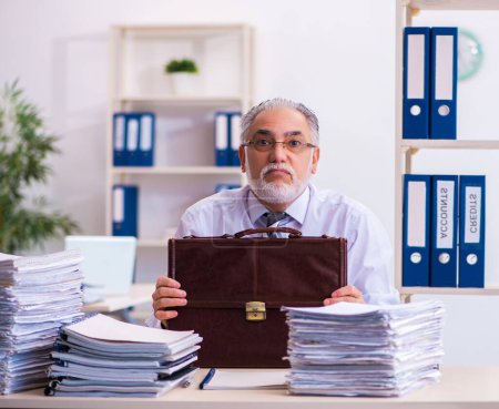 Foto de Viejo empleado descontento con el trabajo excesivo en la oficina - Imagen libre de derechos