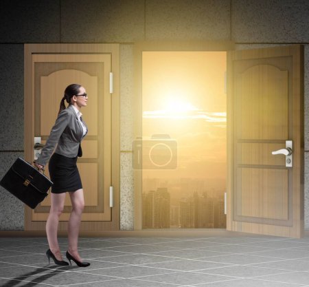 Foto de La mujer de negocios caminando hacia la puerta abierta - Imagen libre de derechos