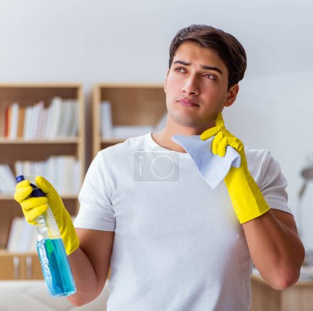 Foto de El marido hombre limpiando la casa ayudando a la esposa - Imagen libre de derechos
