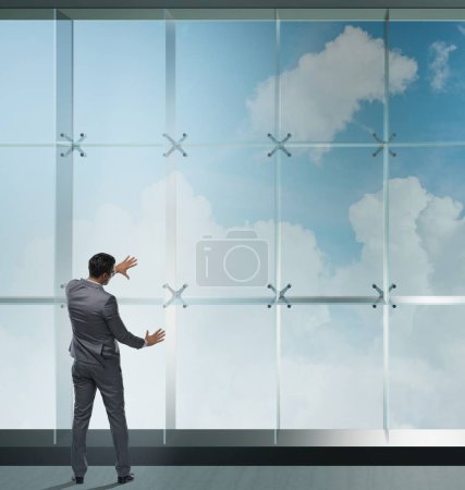 Foto de El hombre de negocios frente a la ventana de la oficina pensando en nuevos desafíos - Imagen libre de derechos