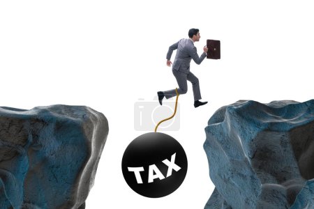 Téléchargez les photos : Notion de charge fiscale pour l'homme d'affaires au-dessus du gouffre - en image libre de droit