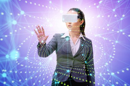 Téléchargez les photos : Concept de réalité virtuelle avec les lunettes femme et VR - en image libre de droit