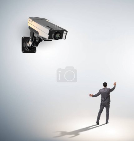 Téléchargez les photos : Caméras baignade homme dans le concept d'espionnage - en image libre de droit