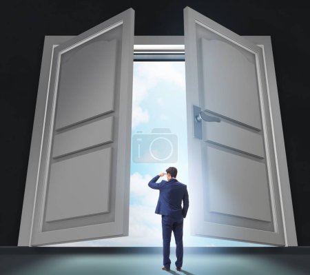 Téléchargez les photos : The businessman entering big large door - en image libre de droit
