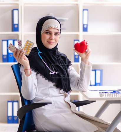 Foto de El joven doctor en hijab que trabaja en la clínica - Imagen libre de derechos