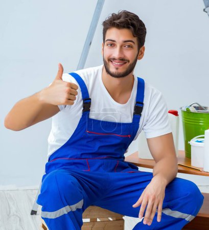 Téléchargez les photos : Réparateur faisant la réparation de rénovation dans la maison avec papier peint - en image libre de droit