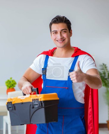 Foto de El reparador de superhéroes trabajando en casa - Imagen libre de derechos