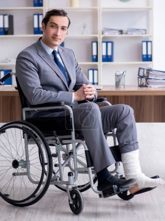 Foto de El empleado masculino en silla de ruedas en la oficina - Imagen libre de derechos