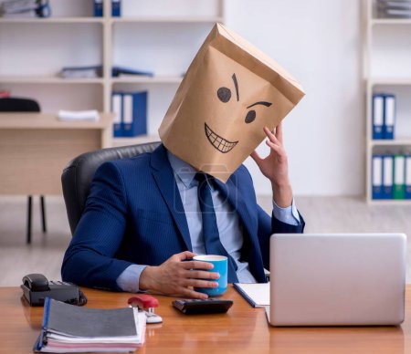 Téléchargez les photos : Employé masculin avec boîte au lieu de sa tête - en image libre de droit