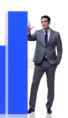 Foto de El hombre de negocios de pie junto a gráfico de barras sobre fondo blanco - Imagen libre de derechos