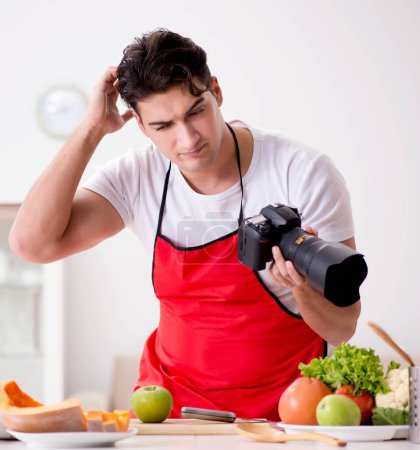 Foto de El bloguero de comida que trabaja en la cocina - Imagen libre de derechos