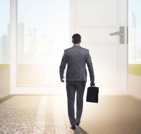 Téléchargez les photos : L'homme d'affaires devant la porte dans le concept d'opportunités d'affaires - en image libre de droit
