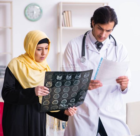 Foto de La paciente árabe femenina que visita al médico masculino - Imagen libre de derechos