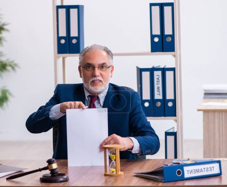 Téléchargez les photos : Juge expérimenté assis dans le bureau - en image libre de droit