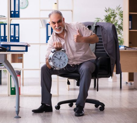 Téléchargez les photos : Employé masculin senior faisant des exercices physiques dans le concept de gestion du temps - en image libre de droit