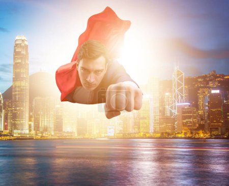 Téléchargez les photos : L'homme d'affaires superhéros survolant la ville - en image libre de droit