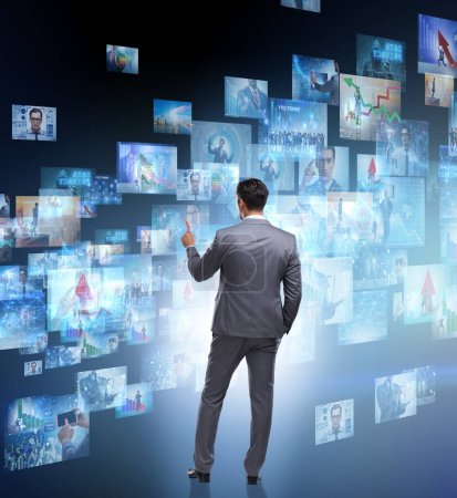 Foto de El concepto de streaming de vídeo con hombre de negocios - Imagen libre de derechos
