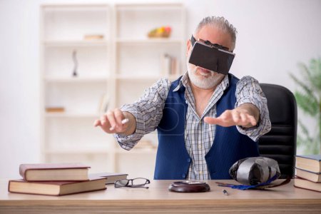 Téléchargez les photos : Vieux écrivain profiter de lunettes virtuelles - en image libre de droit