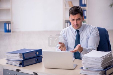Téléchargez les photos : Jeune homme d'affaires employé travaillant dans le bureau - en image libre de droit