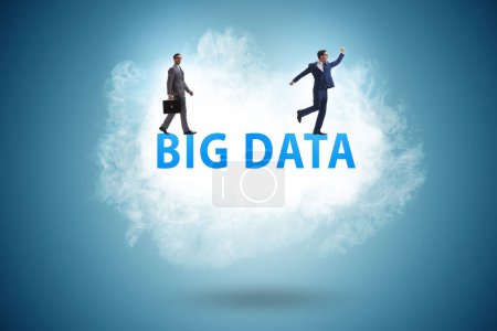 Téléchargez les photos : Concept Big Data avec les hommes d'affaires - en image libre de droit