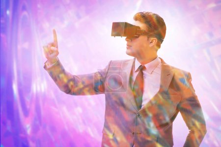 Foto de Concepto metaverso con el hombre y gafas de realidad virtual - Imagen libre de derechos