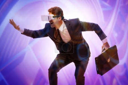Téléchargez les photos : Concept de réalité virtuelle avec les lunettes homme et VR - en image libre de droit