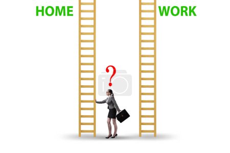 Téléchargez les photos : Les gens d'affaires dans le concept d'équilibre travail-maison - en image libre de droit