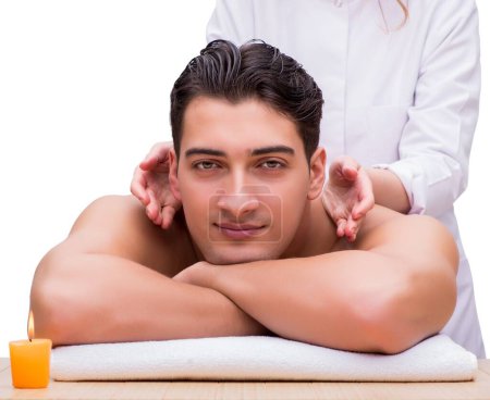 Téléchargez les photos : Le bel homme pendant la séance de massage spa - en image libre de droit