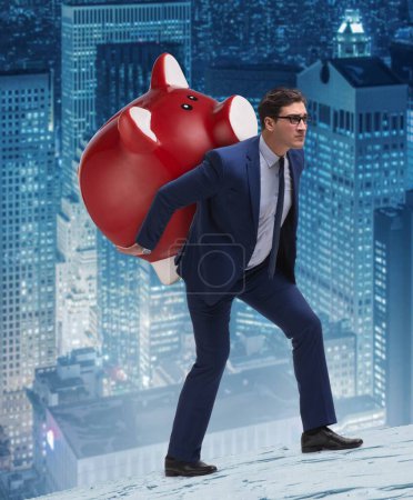 Foto de El hombre de negocios que lleva la hucha con ahorros - Imagen libre de derechos