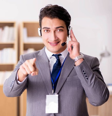 Foto de El empleado de servicio al cliente guapo con auriculares - Imagen libre de derechos